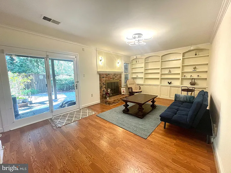 8526 Raglan Rd — Photo 3