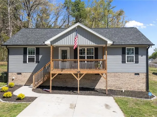 1822 Woodsway Dr, Thomasville, NC 27360