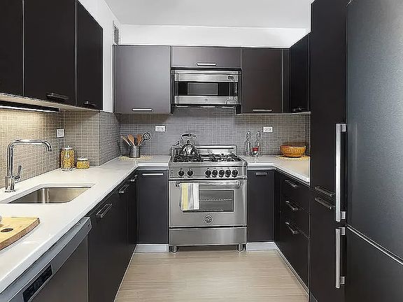 2nd image of 222 E 39th St