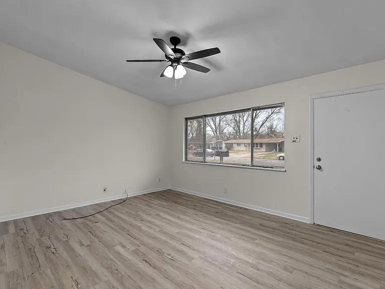 1950 Thunderbird Ave — Photo 4