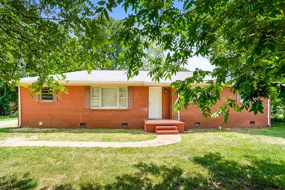 3 bed, 2.0 bath, 1300 sqft, $1,670 — Photo 1