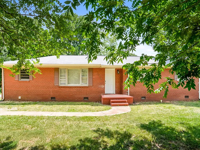 3304 Sunset Rd — Photo 1