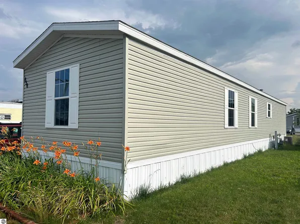 856 Glenview Ln, Traverse City, MI 49686