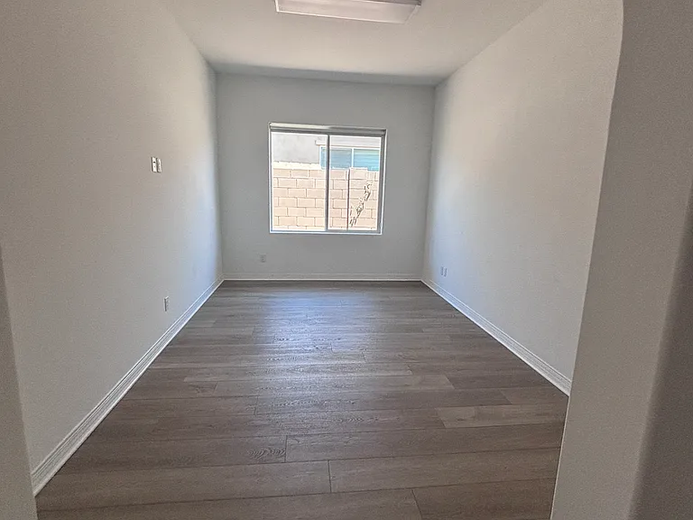 2314 W Rowel Rd — Photo 4