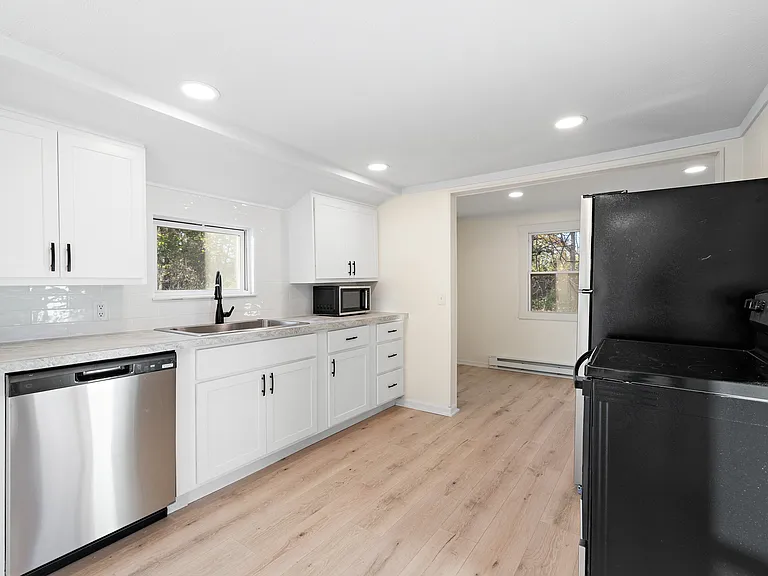 115 E Savidge St — Photo 16