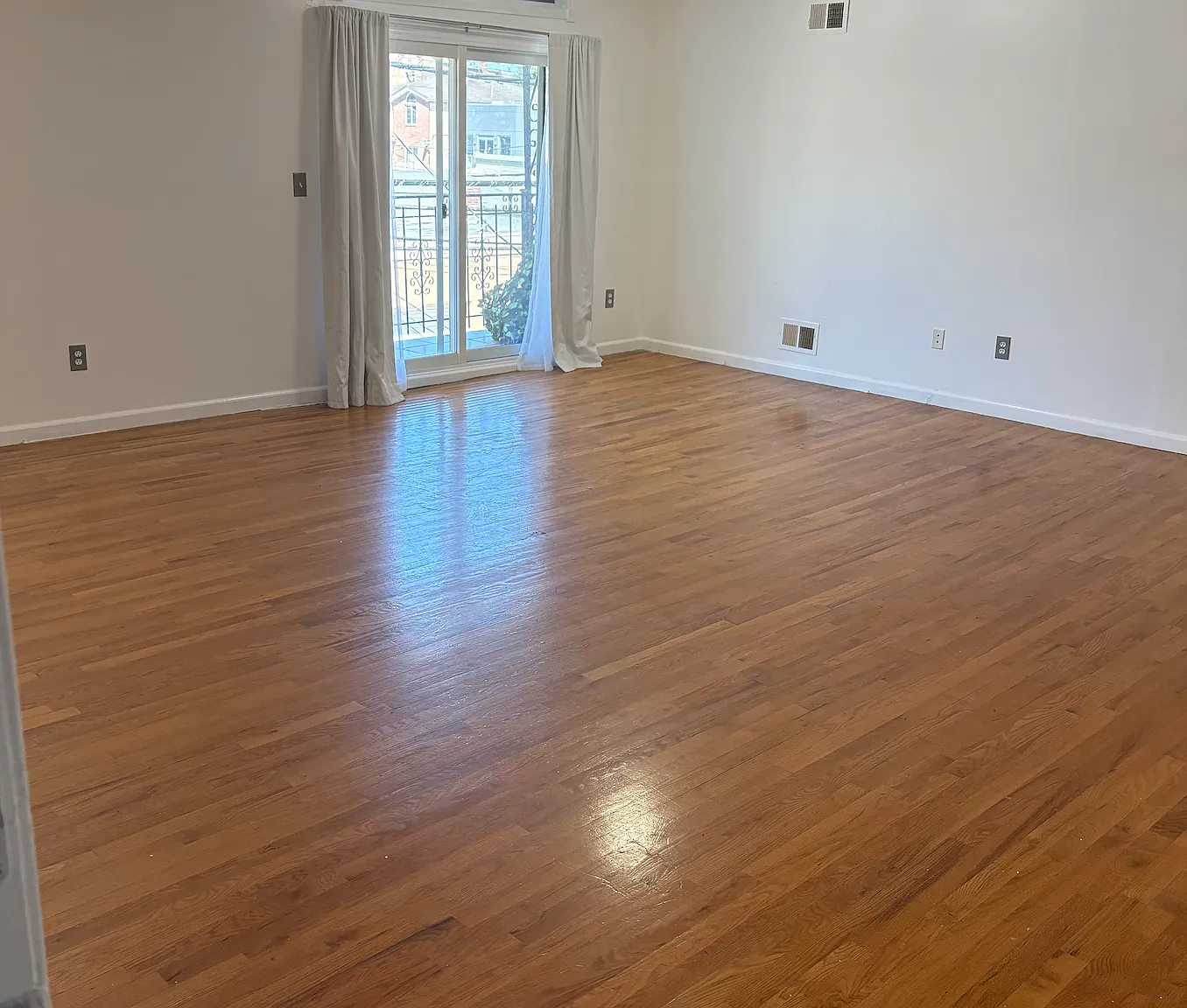 3 bed, 2500 sqft, $3,500 — Photo 2
