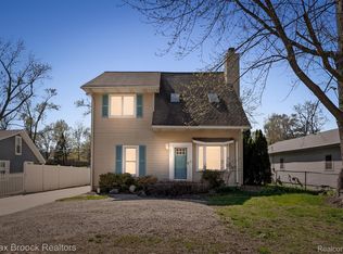 2375 Lakeside Dr, Highland, MI 48356