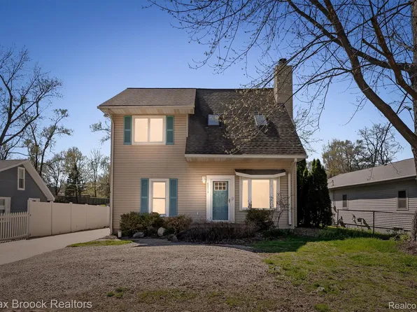 2375 Lakeside Dr, Highland, MI 48356