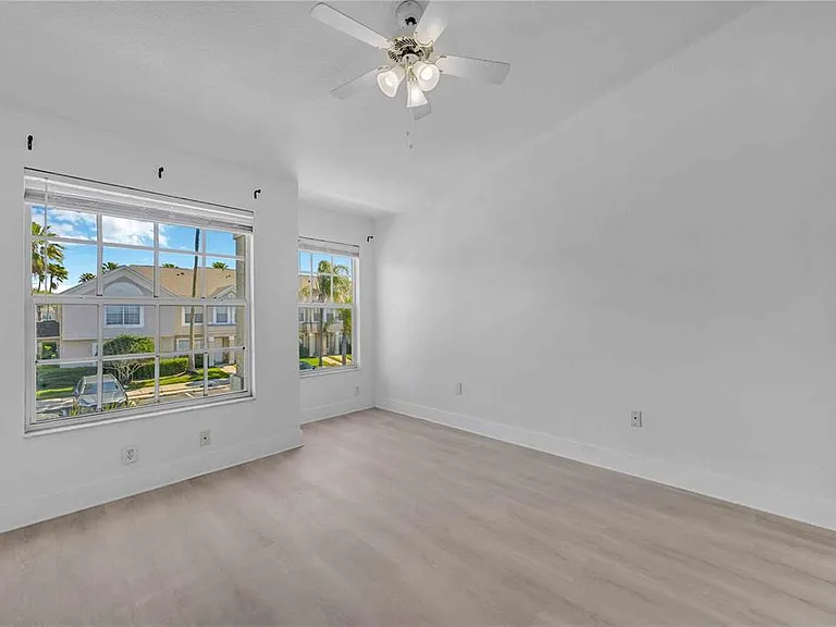 727 Kensington Lake Cir — Photo 37