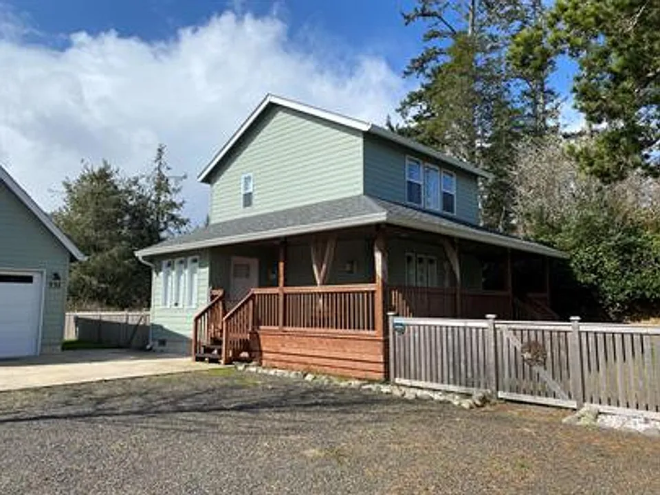 731 N Bay Ave SE