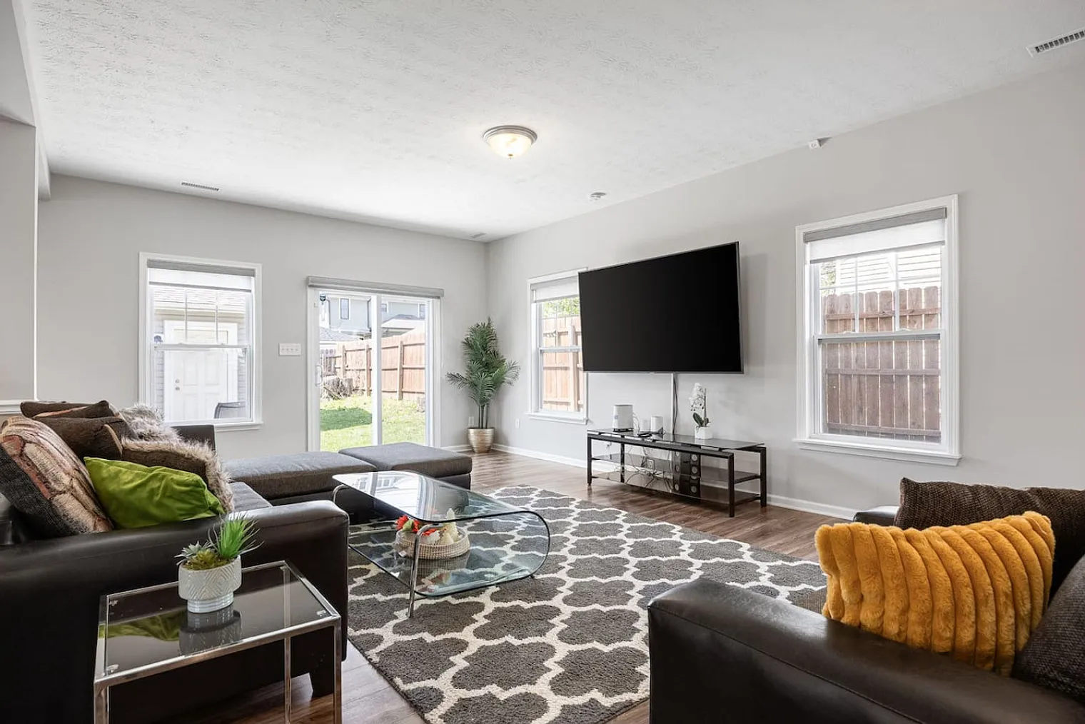 4 bed, 3.0 bath, 7534 sqft, $3,784 — Photo 4