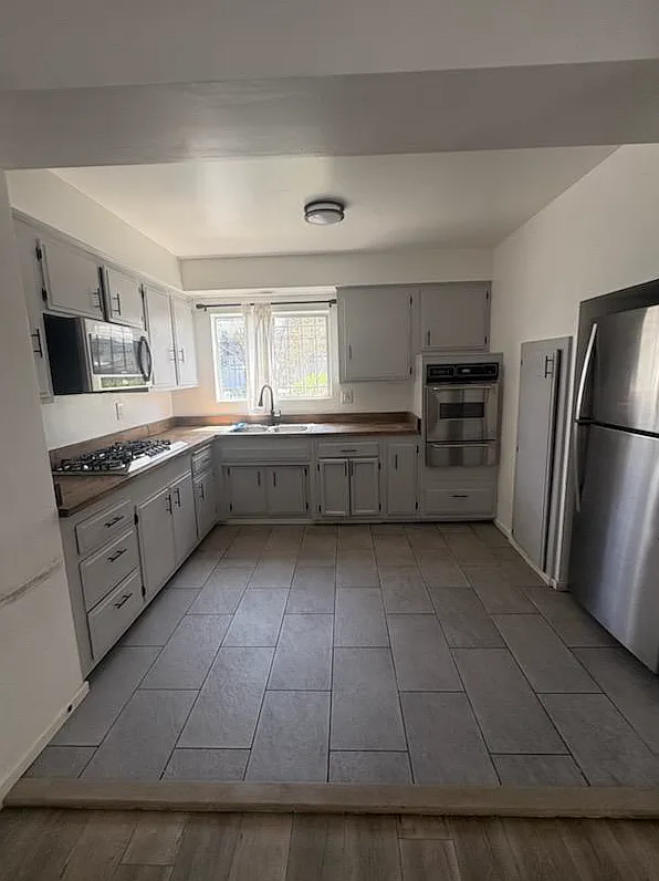 3 bed, 1.5 bath, 1025 sqft, $3,095 — Photo 1