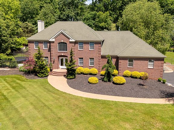 2nd image of 4 Henry Court