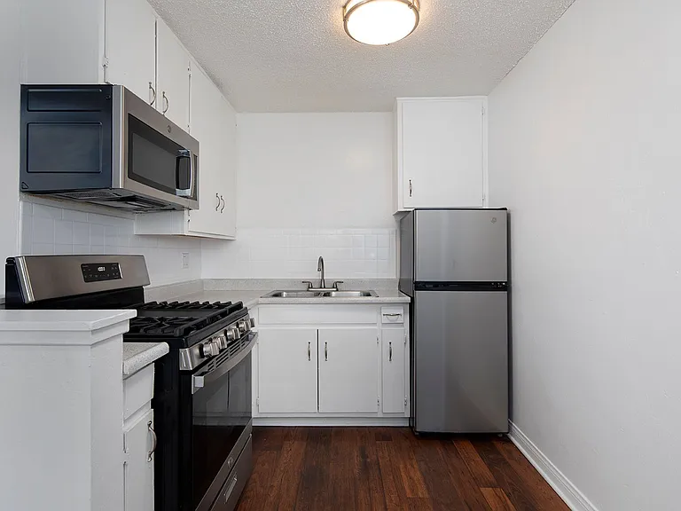 Aztec Pacific Apartments — Photo 29