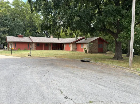 111 N Highland Rd, Coffeyville, KS 67337