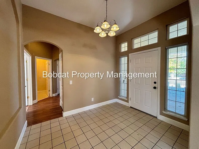 3 bed, 2.0 bath, 1710 sqft, $2,710 — Photo 2