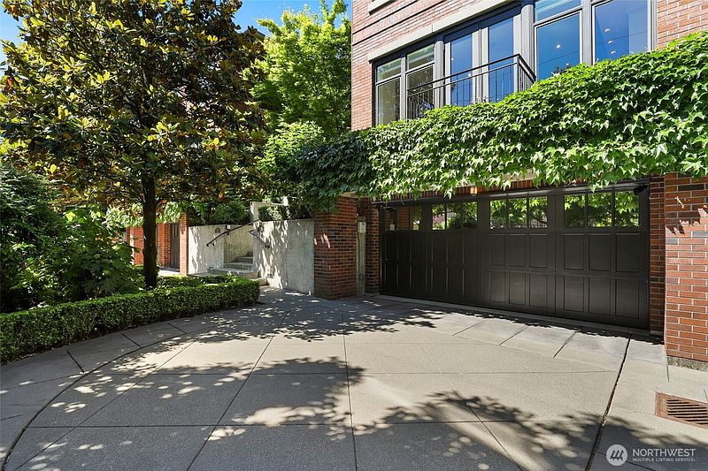 4th image of 719 Harvard Avenue E