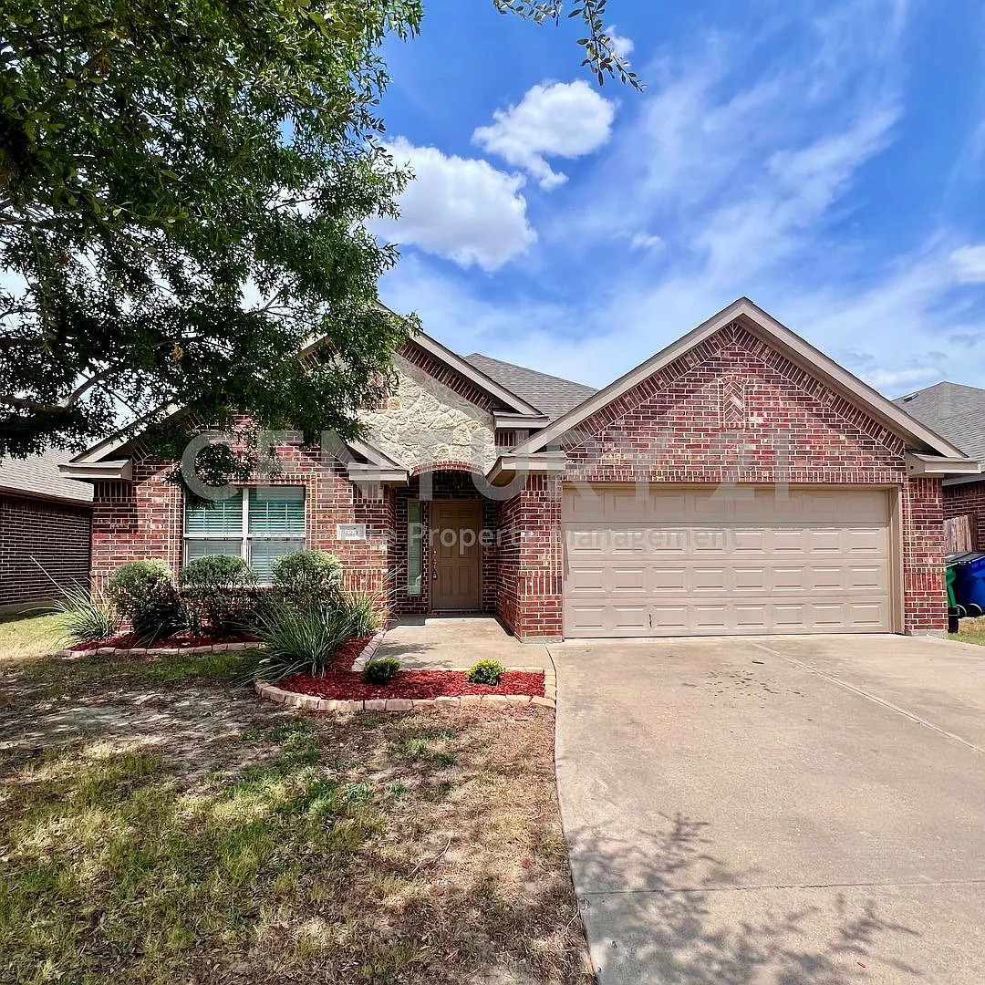 Well Maintained 3/2/2 in Waxahachie For Rent! — Photo 1