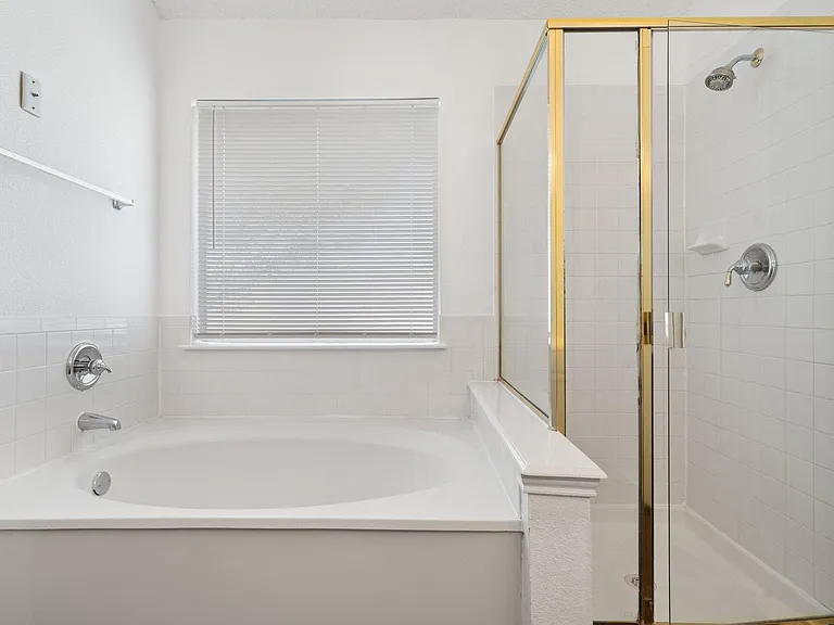 Upstairs Main Bathroom