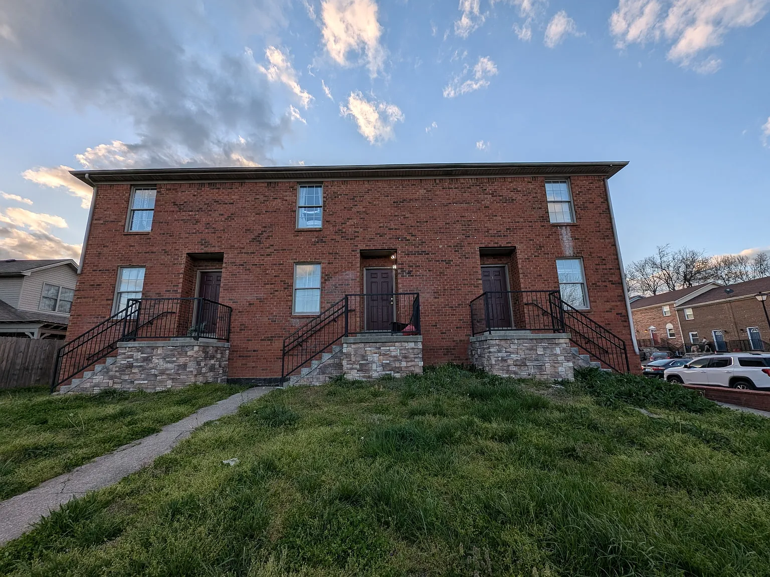 5 bed, 2400 sqft, $425 — Photo 1