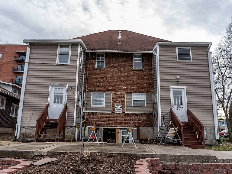 1107 E Walnut St — Photo 2