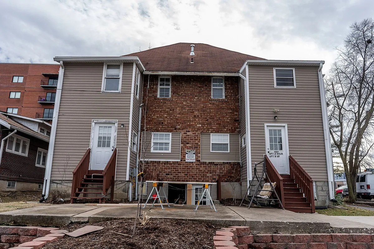 Building Photo - 1107 E Walnut St