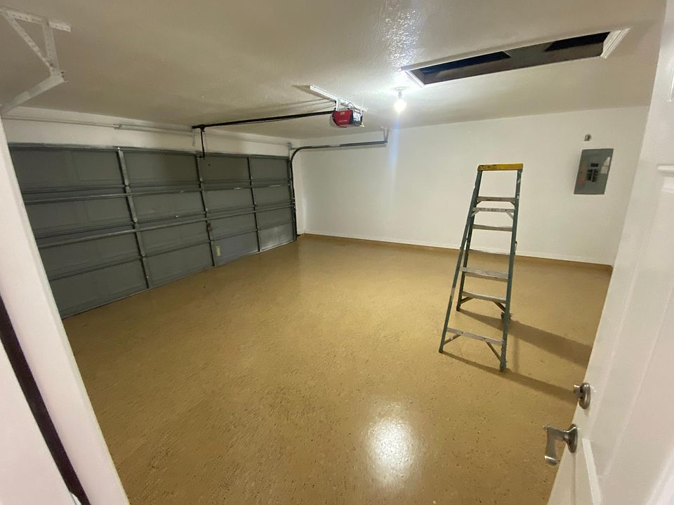 Newly Painted Walls & Floor , New Hot Water Tank . Air Conditioning Cleaned & Inspected .
