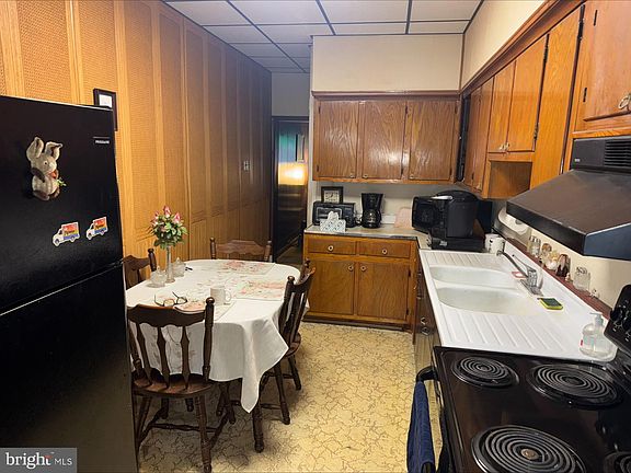 5th image of 1218 E Centre St