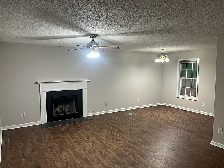 423 Ivy Crest Dr — Photo 1