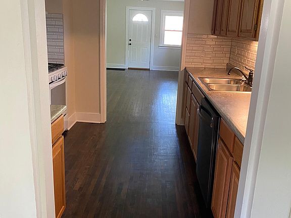 3rd image of 810 Emerald Ave NE
