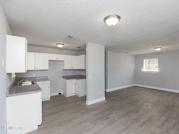 5th image of 1003 DANIEL Street