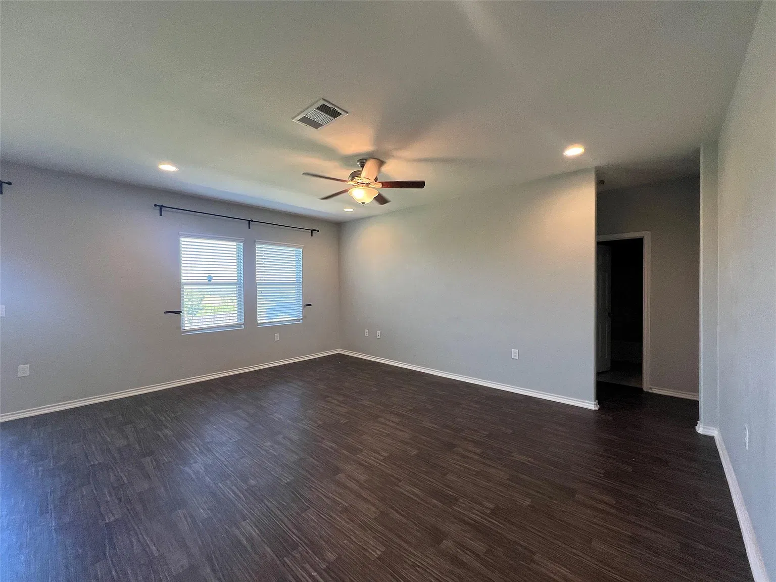 5 bed, 3.0 bath, 2722 sqft, $2,295 — Photo 4