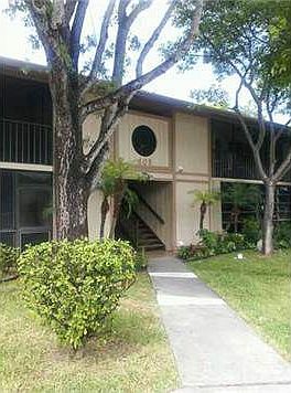 1st image of 805 NE 199th St APT 105