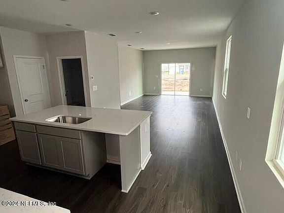 5th image of 14785 CASHEW Avenue