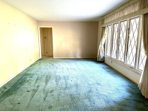 4th image of 1030 Oakdale Dr