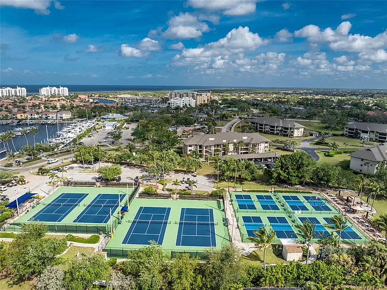 3304 Sunset Key Cir #D — Photo 35