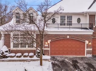 4392 Gateway Cir, West Bloomfield, MI 48322