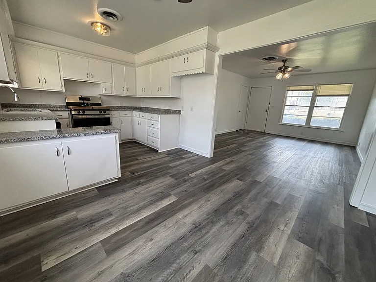 2406 48th St — Photo 4