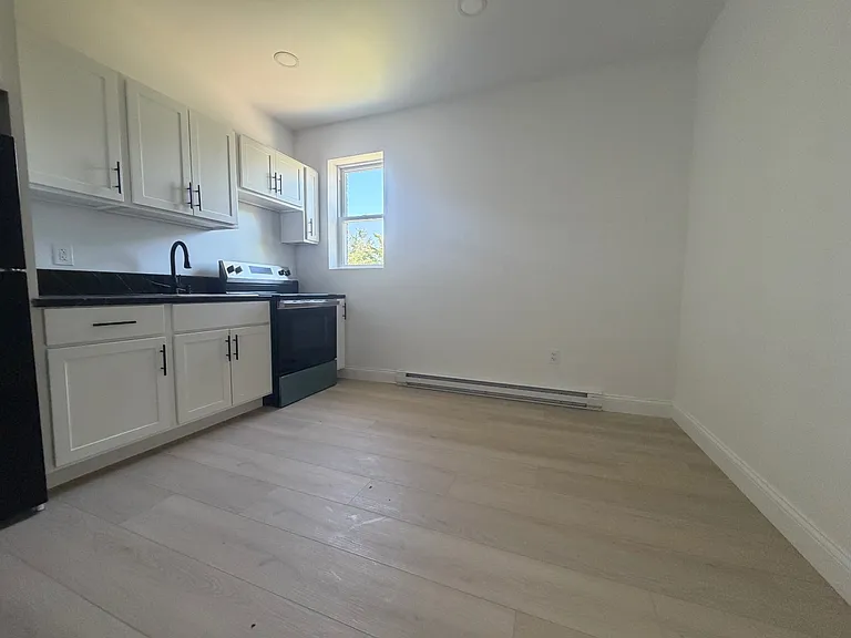 1140 Ashland St #2 — Photo 3