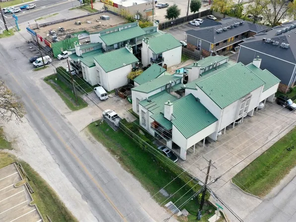 2710 Community Dr, Dallas, TX 75220