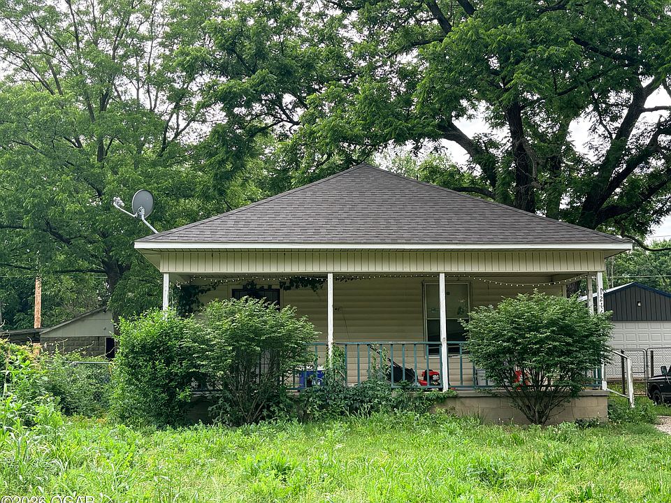 2nd image of 216 N Maple Ave