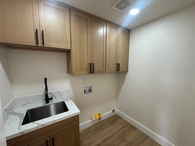 1047 Sangamon Ave — Photo 11