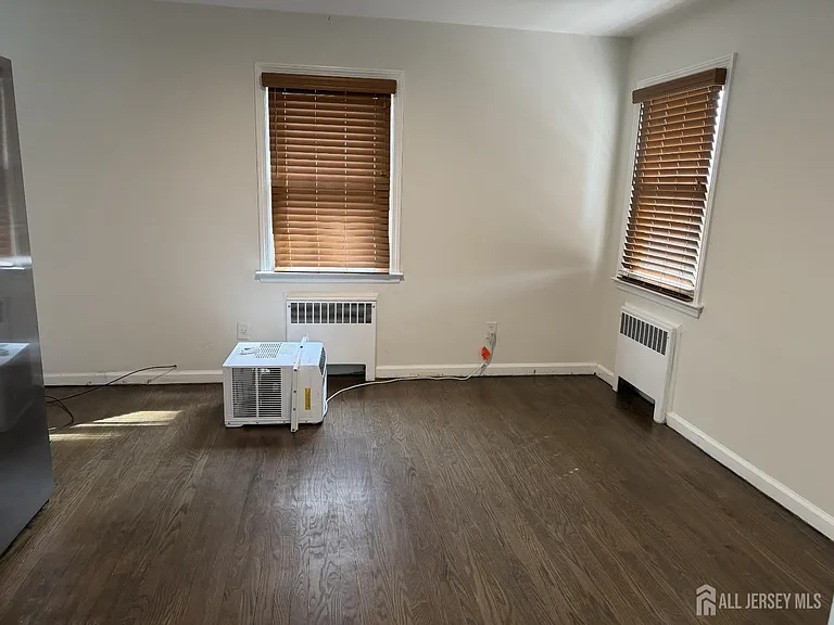 2729 Woodbridge Ave — Photo 8