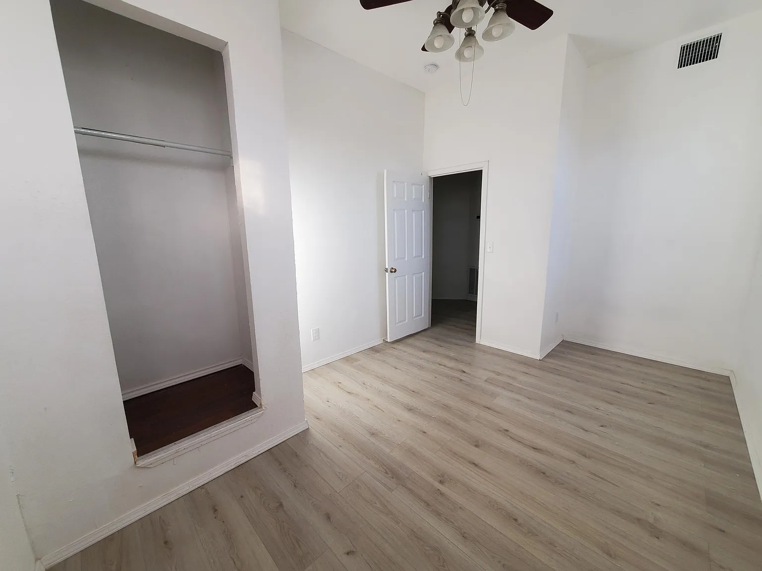 1438 W Ridgewood Ct — Photo 1