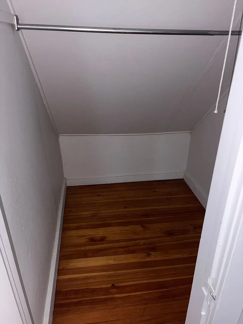 Cozy 1 Bed,1 Bath partially furnished apartment located in The Heart Of Elizabethtown! — Photo 3