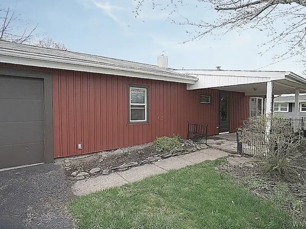 5788 Fairview Dr, Sanborn, NY 14132