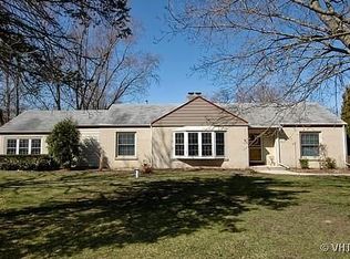 350 Sunset Dr, Crystal Lake, IL 60014