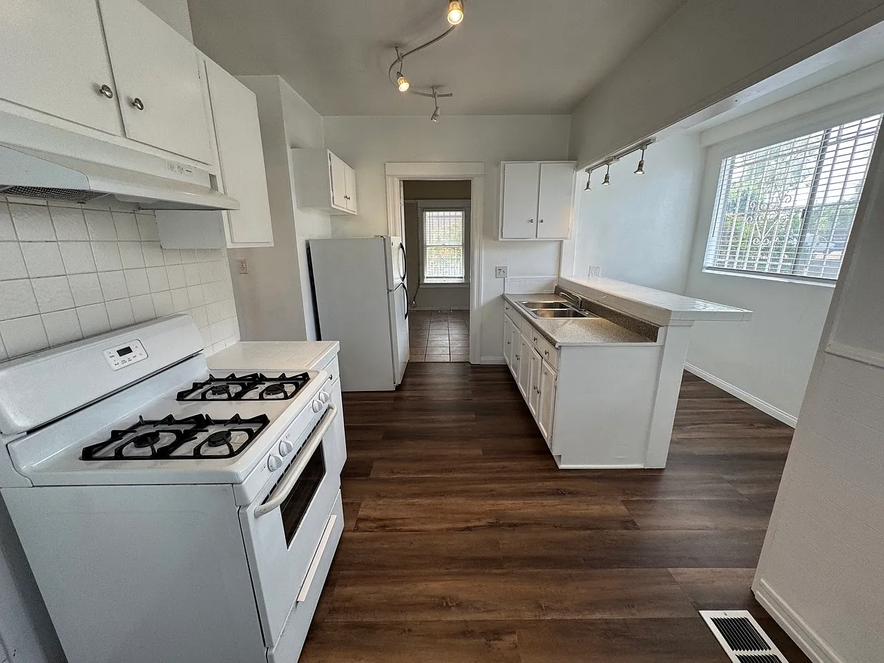 4 bed, 1200 sqft, $3,995 — Photo 4