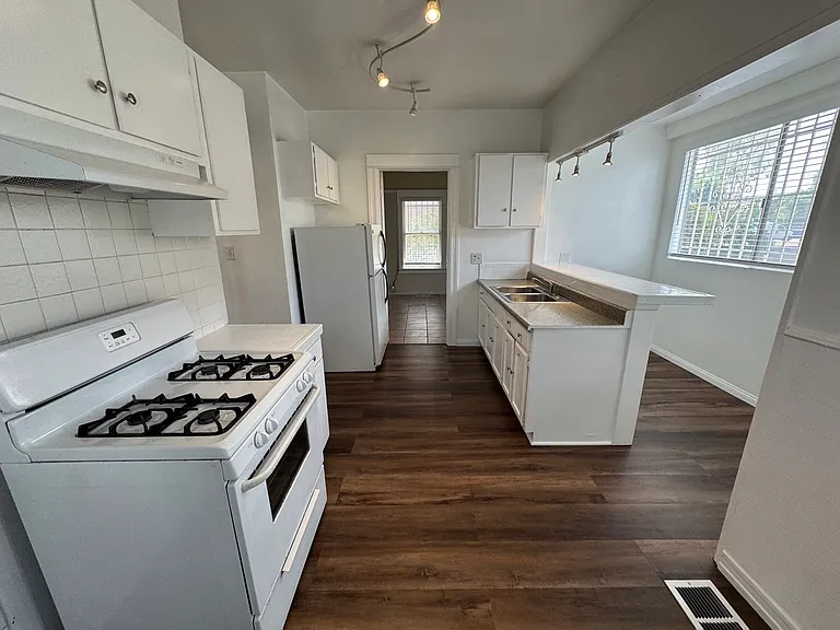 1124 W 37th Pl #1124 — Photo 4