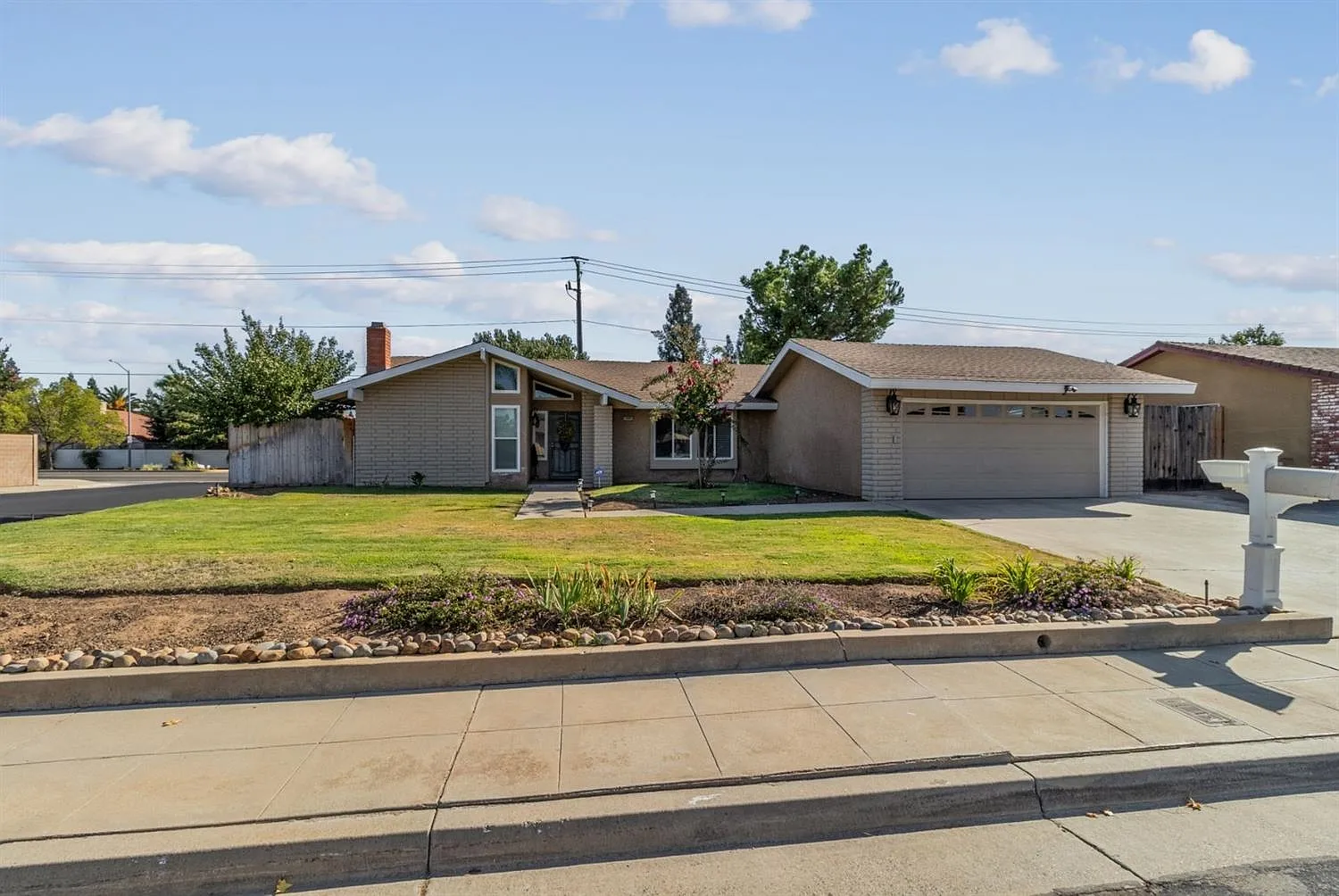 1886 Calimyrna Ave photo 1